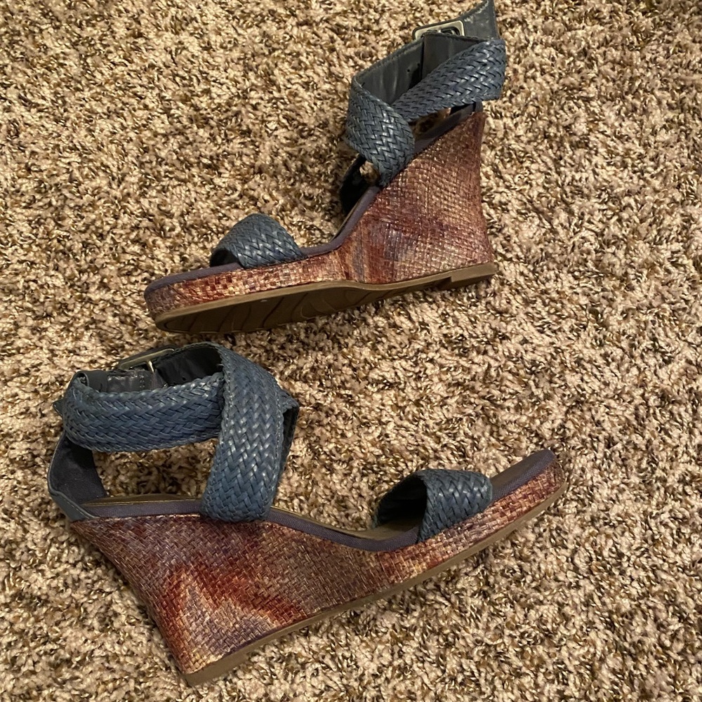 Dana Buchman- size 9 wedges